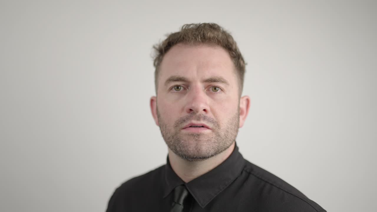 hombre confundido se encoge de hombros y mira a la cámara