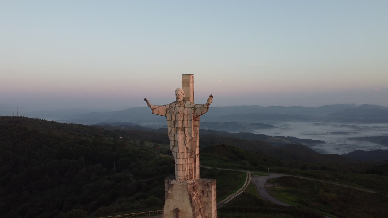 выявление огромной бетонной статуи на вершине горы