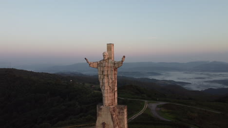 Enthüllung-Einer-Riesigen-Betonstatue-Auf-Dem-Gipfel-Eines-Berges