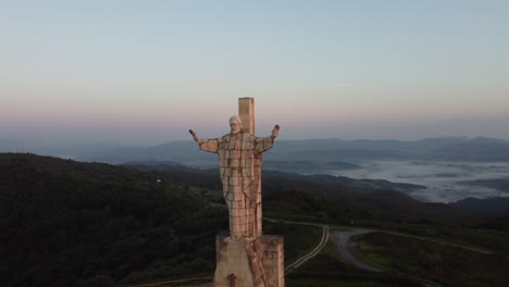 revelación de una enorme estatua de hormigón en la cima de una montaña