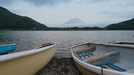 岸辺の古いボート