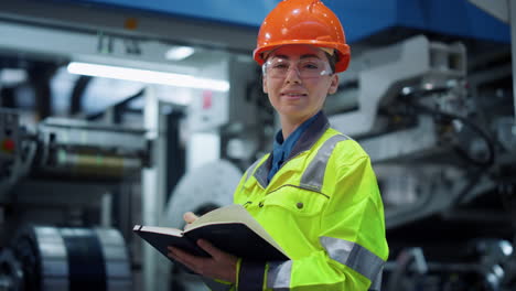 Vorgesetzter-Arbeiter-Schaut-Kamera-Auf-Industrielle-Produktionsfabrik.