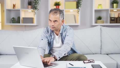 Der-Mann,-Der-Auf-Den-Laptop-Schaut,-Ist-Nachdenklich.