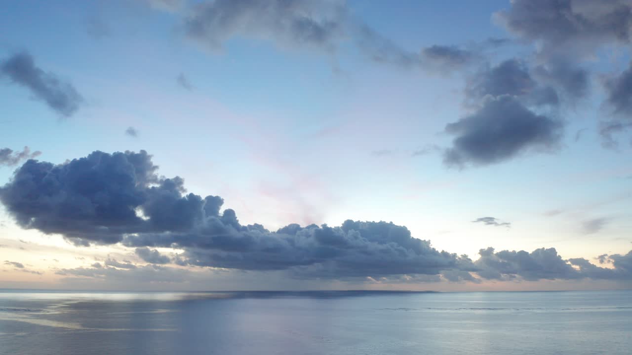 피지 섬의 물에 반사된 아름다운 일몰의 탁 트인 전망 - 공중 촬영