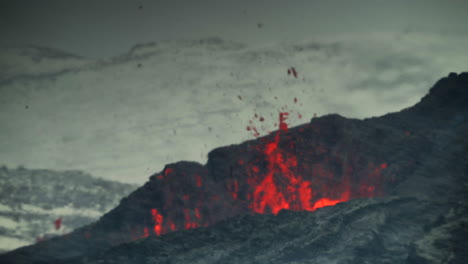 erupción geldingadalir - cráter del volcán con fuente de lava durante la tormenta de nieve en invierno en islandia