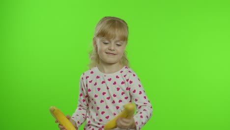 Fröhliches-Kind,-Das-Ein-Telefongespräch-Mit-Einer-Banane-Imitiert,-Isoliert-Auf-Chroma-Key-Hintergrund