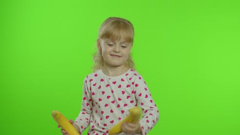 niña feliz niño imitando conversación telefónica con plátano aislado en el fondo de la llave de croma