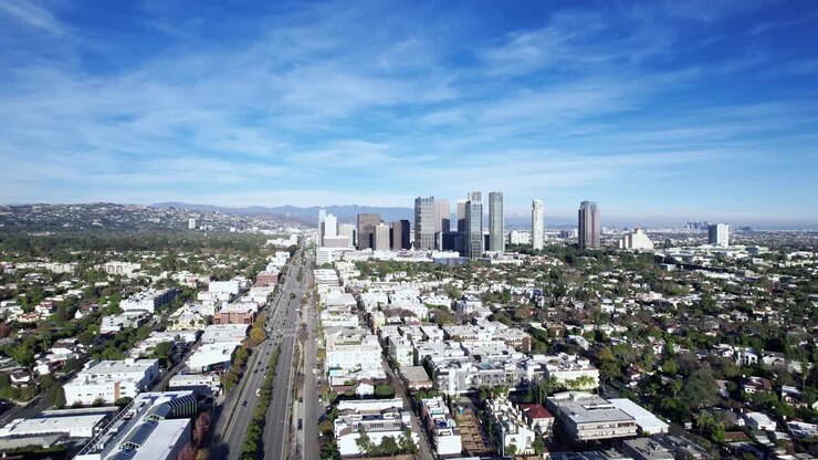 Veduta aerea ascendente dello skyline di Los Angeles con il distretto di Century City in lontananza.
