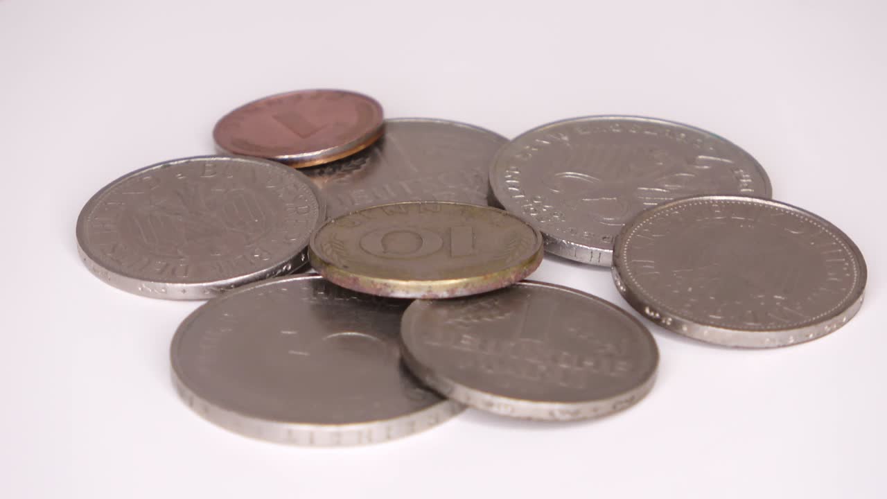 varias monedas de la moneda ya no corriente, el marco alemán, de alemania.