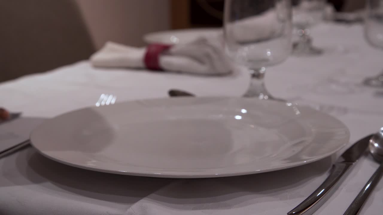 sirviendo sopa en la mesa de la cena