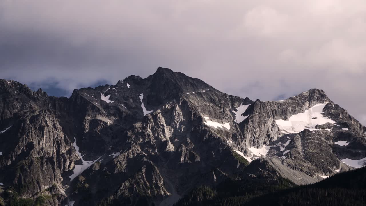 Sneklædte bjergtoppe i skyerne. British Columbia, Canada. Pemberton Mountain.