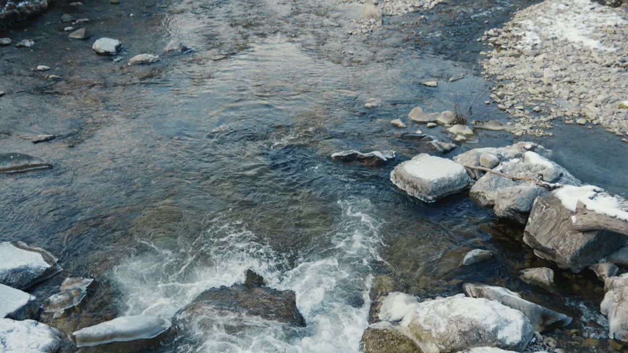 forte flusso d'acqua prima di rivelare l'intero fiume, campo lungo, rallentatore