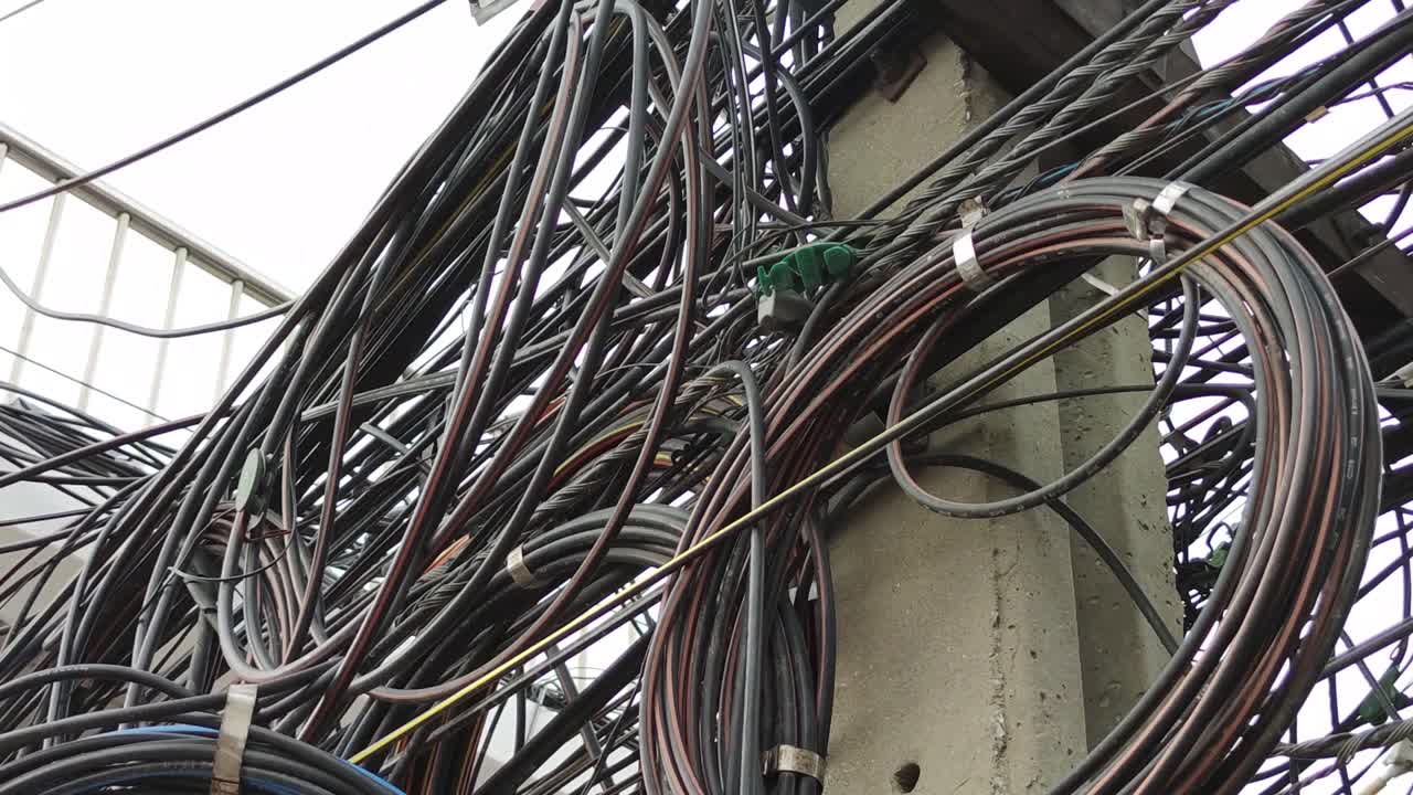 enredo de cables en poste de electricidad, primer plano, exterior-3
