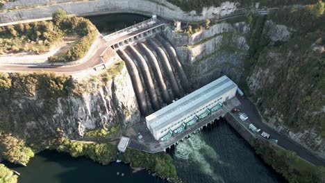 vista aérea de una presa hidroeléctrica y una central eléctrica