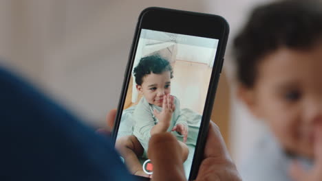 Padre-Feliz-Grabando-Video-Al-Bebé-Usando-Un-Teléfono-Inteligente-Padre-Orgulloso-Fotografiando-A-Un-Niño-Lindo-Compartiendo-El-Estilo-De-Vida-De-La-Paternidad-En-Las-Redes-Sociales