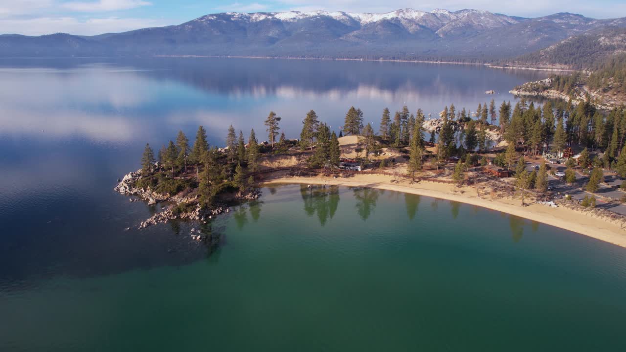 vista aérea, playa y parque de sand harbor en el lago tahoe, nevada, estados unidos en un soleado día de invierno.