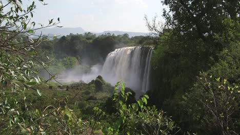 El-Agua-Del-Nilo-Azul-Cae-Plano-General