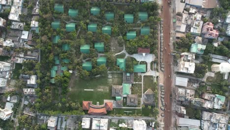 Vista-Aérea-De-Una-Ciudad-Con-árboles-Verdes-Dentro