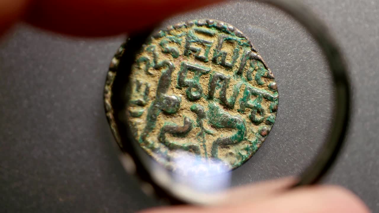 primer plano de monedas muy antiguas