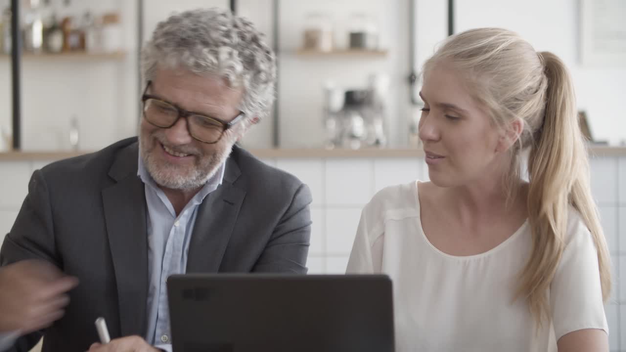 профессиональный топ-менеджер обсуждает проект и ставит подпись