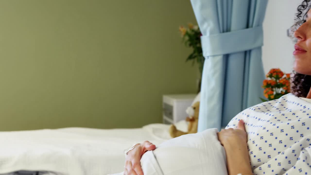 임산부가 병실에서 휴식을 취하고 있습니다.