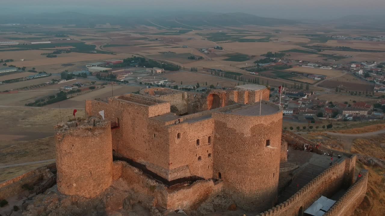 toma aérea moviéndose hacia atrás desde el castillo de consuegra en españa