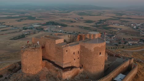 Luftaufnahme,-Die-Sich-Rückwärts-Von-Der-Burg-Von-Consuegra-In-Spanien-Bewegt