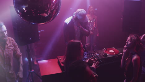 fiesta en un club nocturno