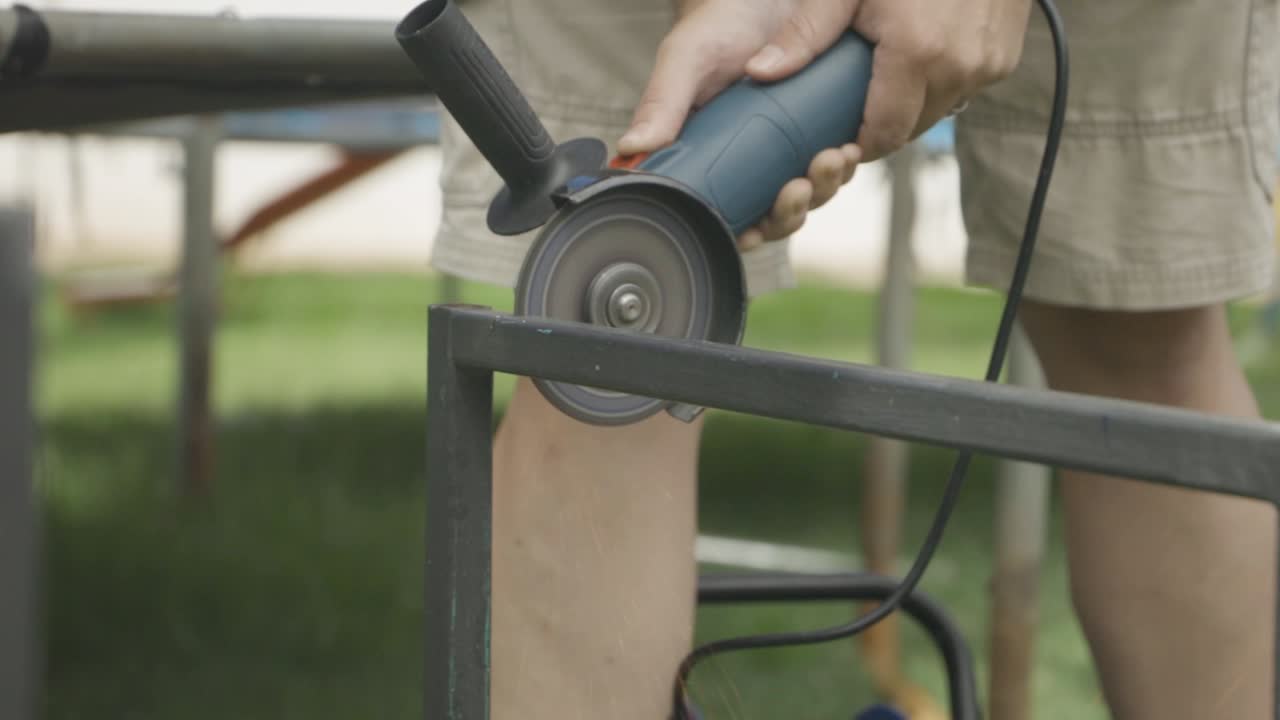 전원 절단 기계 절단 사람들 전기 불꽃 슬로우 모션 남자 연삭