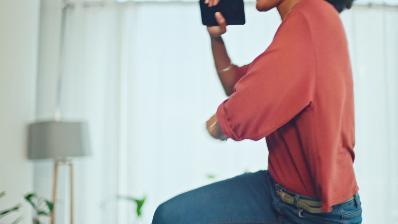 música, teléfono y mujer bailando divirtiéndose