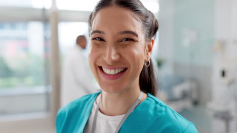 Médico,-Sonrisa-Y-Retrato-De-Enfermera-En-Un-Hospital