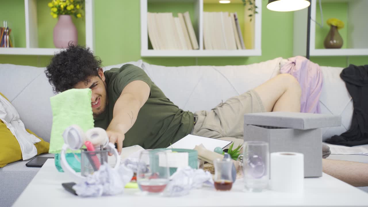 게으르고 부주의한 남학생.