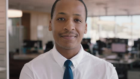 Porträt-Eines-Afroamerikanischen-Geschäftsmannes,-Der-Zuversichtlich-Lächelt,-Manager-Im-Firmenbüro,-Attraktive-Männliche-Führungskraft,-Die-Eine-Erfolgreiche-Karriere-In-Der-Unternehmensführung-Genießt,-Professionell-Bei-Der-Arbeit