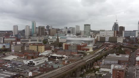 Tren-De-Seguimiento-De-Disparo-De-Drone-Saliendo-De-La-Estación-Del-Centro-De-La-Ciudad