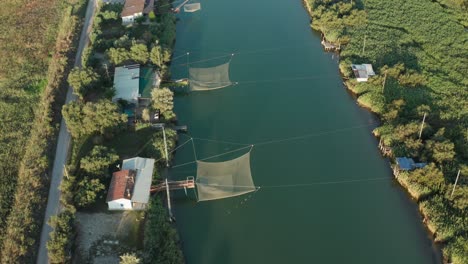 Luftaufnahme-Von-Fischerhütten-Im-Fluss,-Lido-Di-Dante,-Flüsse-Vereint,-Ravenna-In-Der-Nähe-Des-Comacchio-Tals