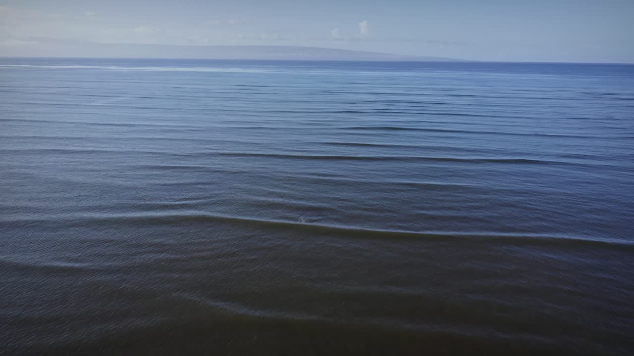 하와이 몰로카이에 있는 암초의 맑고 푸른 바다 위로 뛰어난 공중 촬영