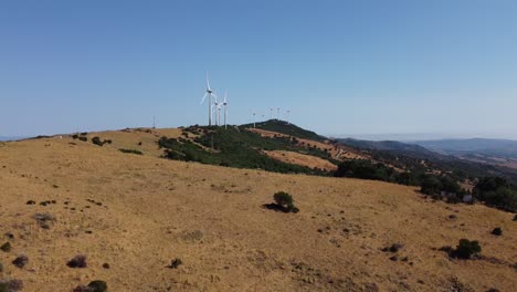 Molinos-De-Viento-Giratorios-Que-Generan-Energía-Verde-En-Suelo-Español,-Vista-Aérea-Descendente