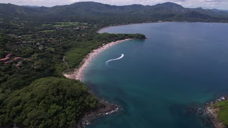 deslizarse sobre las olas costeras en una emocionante aventura de jetski, donde el pulso del océano se convierte en tu ritmo