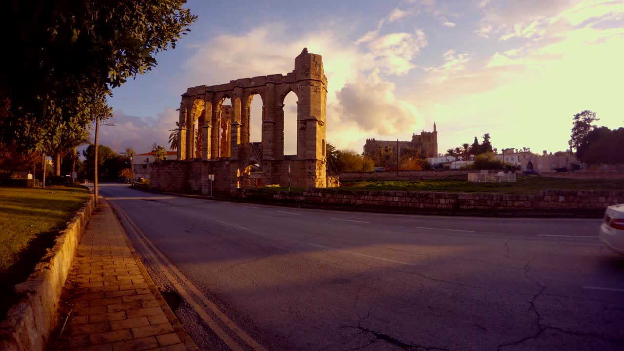 세인트 조지 라틴 교회 (st. george's latin church) 는 파마구스타의 고대 요새 외에 있는 정통 기독교 사원의 폐허이다.