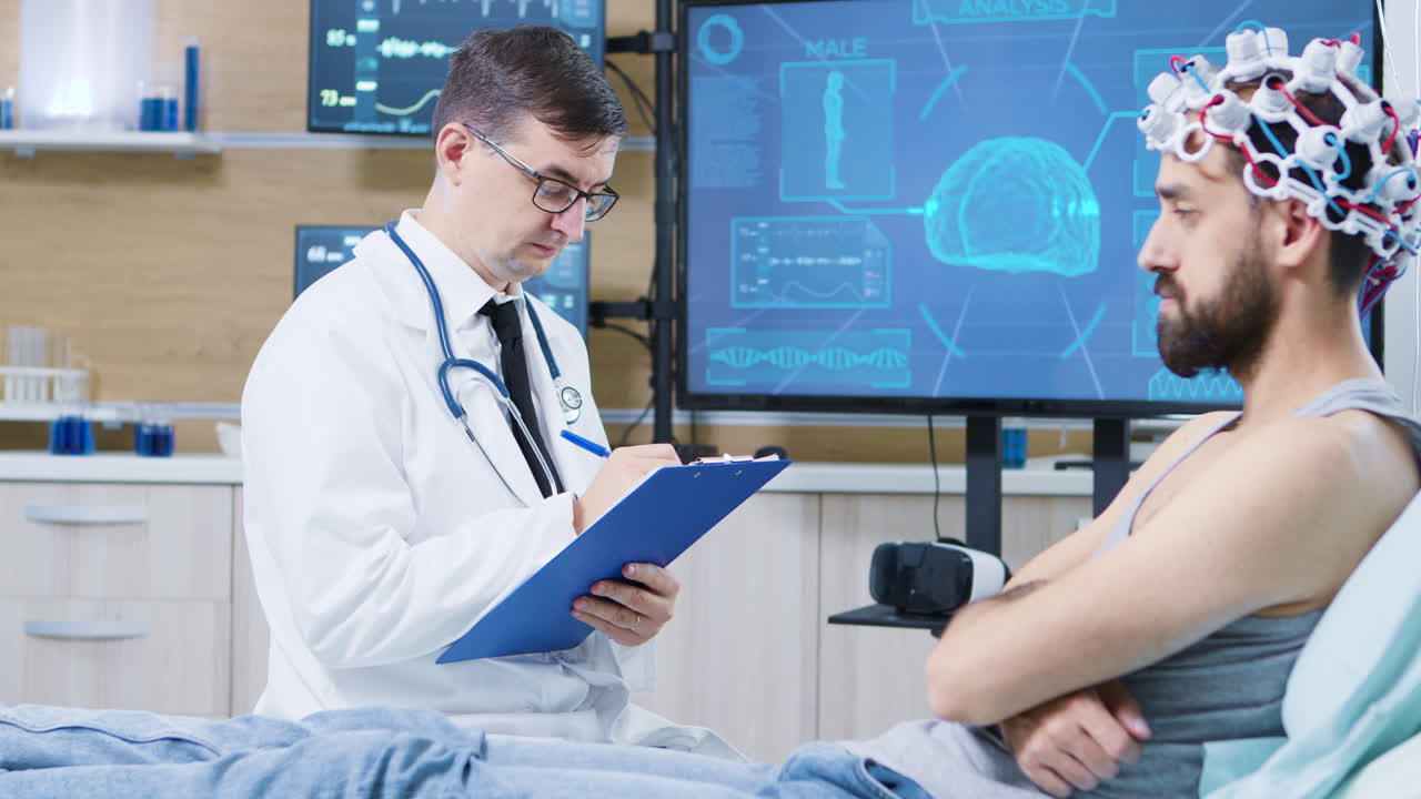 doctor en investigación cerebral permaneciendo al lado de la cama del paciente y tomando notas en el clipboard