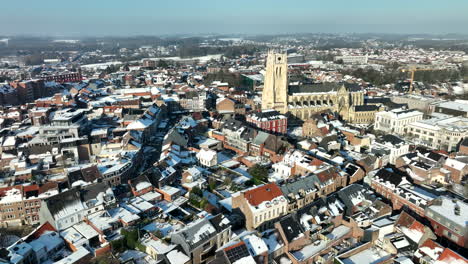 Antena-Hacia-El-Campanario-De-La-Basílica-De-Nuestra-Querida-Señora---Antigua-Catedral-De-Tongeren-En-Bélgica