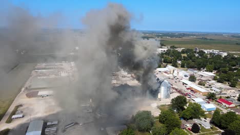 Antena-Sobre-Un-Incendio-Industrial-En-Una-Instalación-De-Almacenamiento-De-Silos-De-Grano-En-Una-Granja-En-Iowa