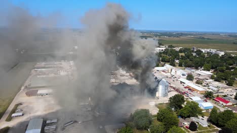 antena sobre un incendio industrial en una instalación de almacenamiento de silos de grano en una granja en iowa