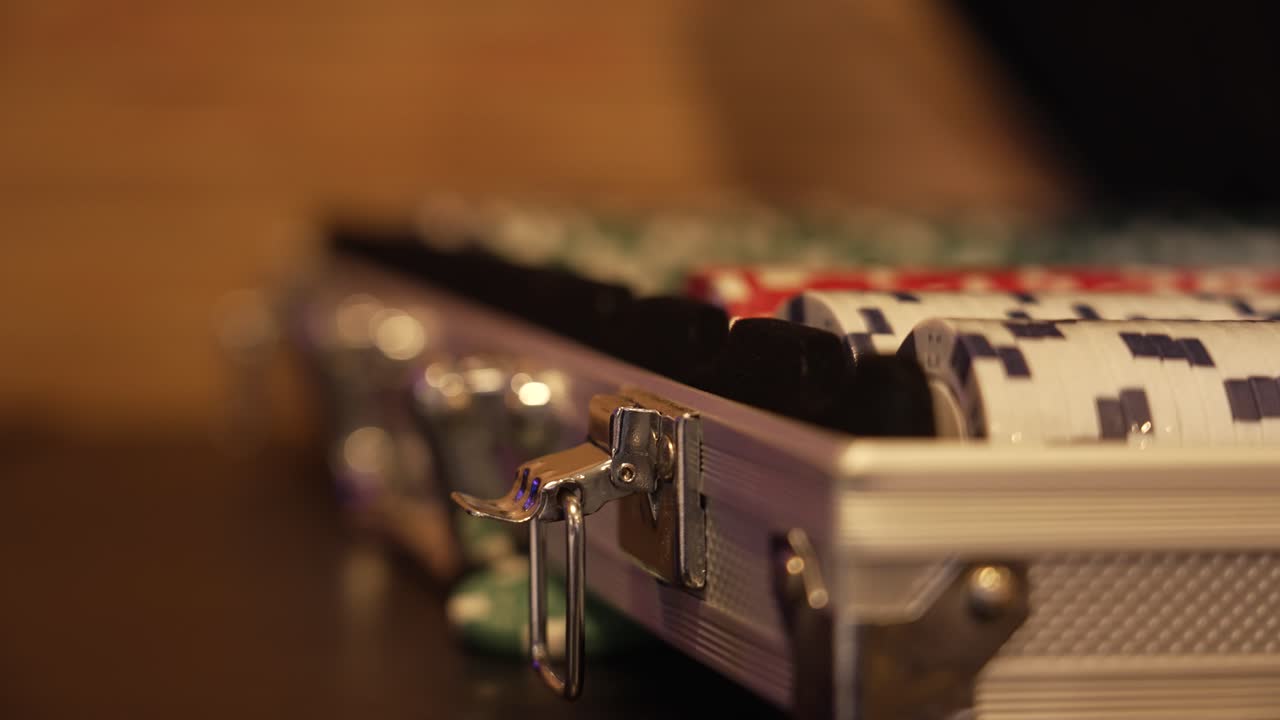 카지노  ⁇ 이 들어있는 은색 케이스를 열고 열고