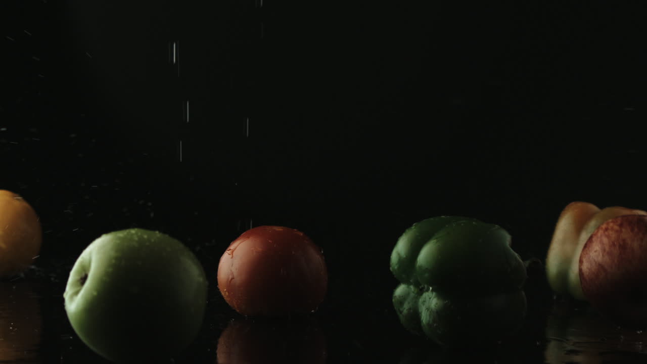 물에 떨어지는 채소의 슬로우 모션