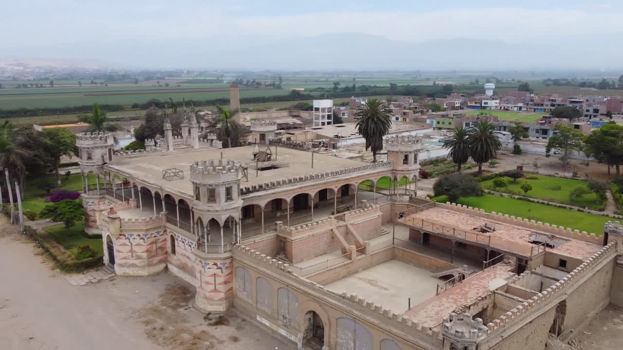 video de drone, girando a la izquierda mientras vuela a la derecha y sube aumentando la altitud