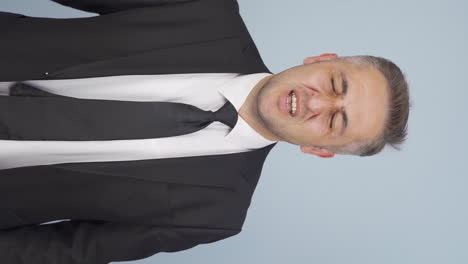 vídeo vertical de un hombre de negocios teniendo una crisis nerviosa.