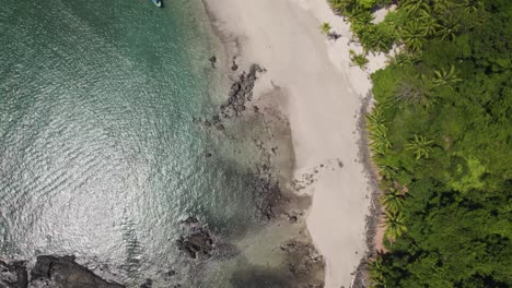 Luftaufnahme-Der-Strandküste-Der-Isla-Rancheria-In-Panama-Aus-Der-Vogelperspektive-Mit-Türkisfarbenem-Wasser,-Sandstrand-Und-üppigem-Grün