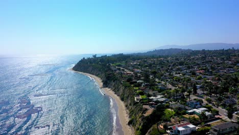 toma diurna con un cielo azul claro en la costa de santa bárbara, california.