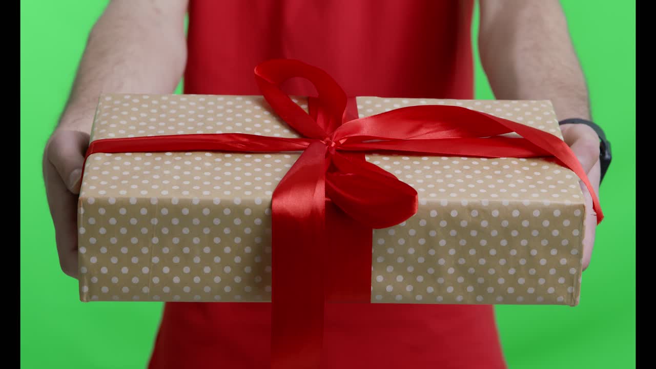 hombre con una caja de regalos